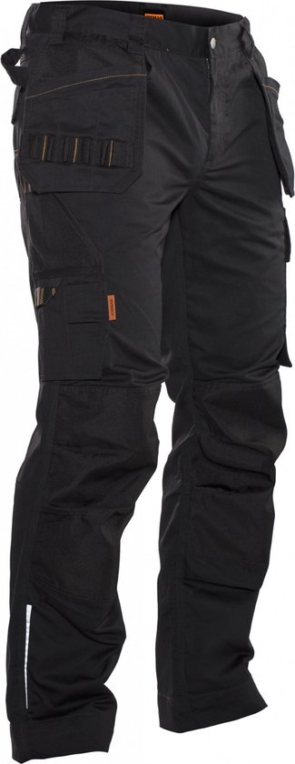Zwarte werkbroek met holsterzakken, borstzakken met klep en gele stiksels.