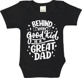 Romper - Behind every good kid is a great dad - maat: 92 - korte mouw - baby - papa - romper papa - rompertjes baby - rompertjes baby met tekst - rompers - rompertje - rompertjes - stuks 1 - zwart