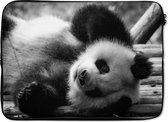 Laptophoes 13 inch - Dierenprofiel rollende panda in zwart-wit - Laptop sleeve - Binnenmaat 32x22,5 cm - Zwarte achterkant