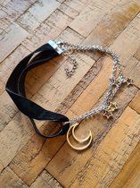 Kawaii - Ketting/choker met zwart stoffen lint en een versiering van een zilverkleurige maan en sterretjes (kawaii, animé, manga)