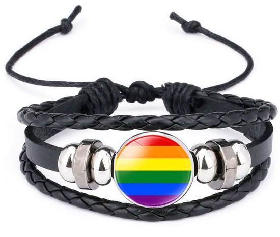 Zwarte leren armband met regenboog bedel en zilverkleurige details.