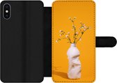 Bookcase Geschikt voor iPhone XS telefoonhoesje - Fles - Boeket - Geel - Met vakjes - Wallet case met magneetsluiting