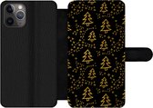 Bookcase Geschikt voor iPhone 11 Pro telefoonhoesje - Kerst - Goud - Zwart - Patroon - Met vakjes - Wallet case met magneetsluiting