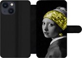 Bookcase Geschikt voor iPhone 13 Mini telefoonhoesje - Meisje met de parel - Zwart - goud - Met vakjes - Wallet case met magneetsluiting