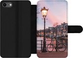 Bookcase Geschikt voor iPhone 8 telefoonhoesje - Amsterdam in de schemering - Met vakjes - Wallet case met magneetsluiting