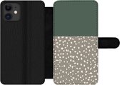 Bookcase Geschikt voor iPhone 12 Pro Max telefoonhoesje - Stip - Groen - Patronen - Met vakjes - Wallet case met magneetsluiting