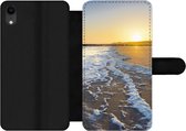 Bookcase Geschikt voor iPhone XR telefoonhoesje - Het strand bij Domburg - Met vakjes - Wallet case met magneetsluiting