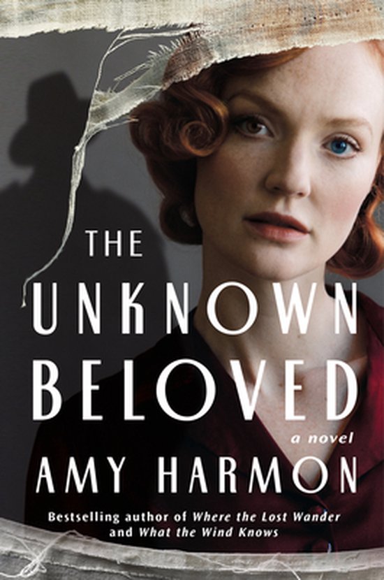 Boekomslag met een close-up van een vrouw met rood haar, met de titel 'The Unknown Beloved' en 'Amy Harmon'.