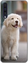 Geschikt voor Samsung Galaxy A50 hoesje - Een Golden Retriever puppy lopend op de stoep - Siliconen Telefoonhoesje