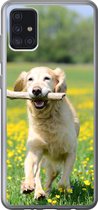 Geschikt voor Samsung Galaxy A52 5G hoesje - Golden Retriever met een tak in de mond tussen de gele bloemen - Siliconen Telefoonhoesje