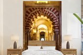 Behang - Fotobehang Mezquita met de beroemde boog in Spanje - Breedte 155 cm x hoogte 240 cm