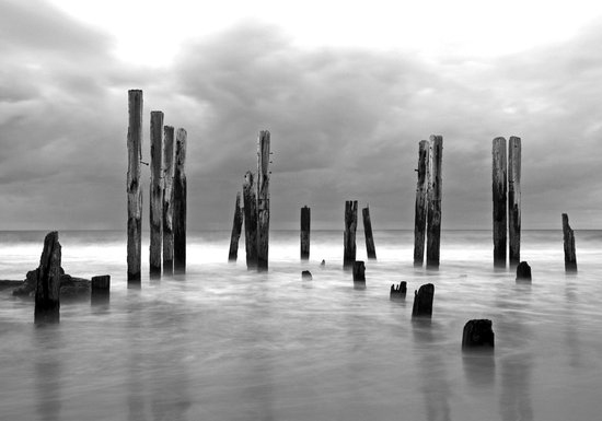 Dibond - Zee / Water / Strand - Strand in grijs / wit / zwart - 100 x 150 cm