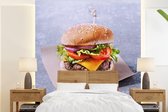 Behang - Fotobehang Ambachtelijke hamburger op een papiertje - Breedte 220 cm x hoogte 240 cm