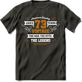73 Jaar Legend T-Shirt | Goud - Wit | Grappig Verjaardag en Feest Cadeau Shirt | Dames - Heren - Unisex | Tshirt Kleding Kado | - Donker Grijs - M