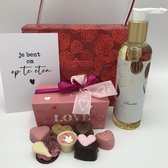 Cho-lala cadeaubox Valentijn | chocoladecadeau Valentijn | 250 gram bonbons | Chocolate massage oil | Love | Liefde | Valentijn geschenkset 4-delig