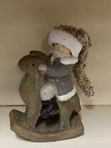 Kerstbeeldje jongen op hobbelpaard - Taupe - polyresin - 19x10x5cm - Kerstdecoratie