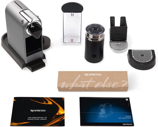 Nespresso Citiz machine, melkopschuimer, waterreservoir en accessoires op witte achtergrond.