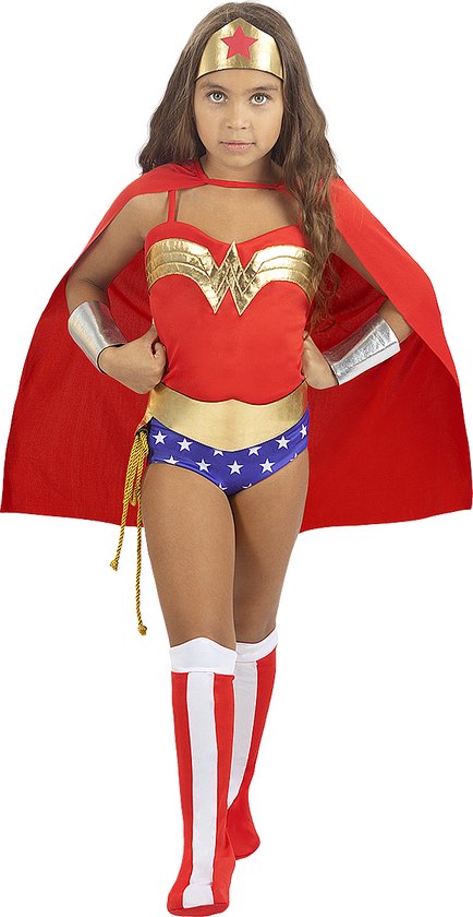 Meisje in klassiek Wonder Woman kostuum met rode cape, blauwe sterrenbroekje, gouden riem en tiara.