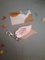 By_Evelien Super Lieve Sleutelhanger - Liefste Mama - Veertje - Rosé - Hartje - Liefde - Geluk - Speciaal - Zomaar - Opkikkertje - Feestdagen - Moederdag - Sint - Kerst - Schoencad