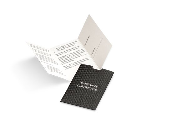 Carte de garantie et certificat détaillés d'une montre noire avec logo 'KRNS'.