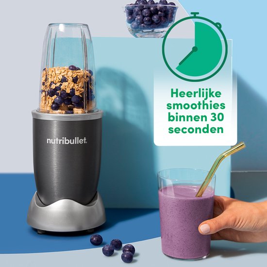 Nutribullet blender met blauwe bessen en havermout, naast een glas met paarse smoothie.