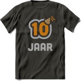10 Jaar Feest T-Shirt | Goud - Zilver | Grappig Verjaardag Cadeau Shirt | Dames - Heren - Unisex | Tshirt Kleding Kado | - Donker Grijs - XL