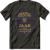 60 Jaar Legendarisch Gerijpt T-Shirt | Paars - Ivoor | Grappig Verjaardag en Feest Cadeau Shirt | Dames - Heren - Unisex | Tshirt Kleding Kado | - Donker Grijs - 3XL