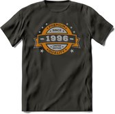 Premium Since 1996 T-Shirt | Zilver - Goud | Grappig Verjaardag en Feest Cadeau Shirt | Dames - Heren - Unisex | Tshirt Kleding Kado | - Donker Grijs - 3XL