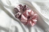 Valentijn cadeautje voor haar - valentijn cadeau vrouw - Satijnen scrunchie - haaraccessoires - haarelastiek - nieuwste beauty musthave - zijdezacht voor je haar - set van 2 actieprijs - roze