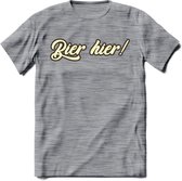 Bier Hier! T-Shirt | Bier Kleding | Feest | Drank | Grappig Verjaardag Cadeau | - Donker Grijs - Gemaleerd - M