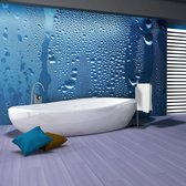 Fotobehang - Water druppels op blauw glas.