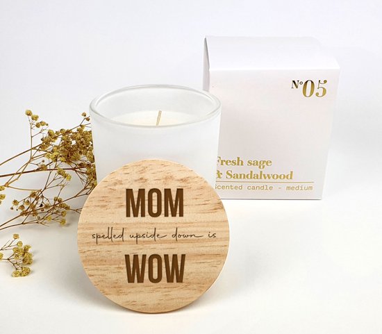 Geurkaars - luxe witte matte glazen pot - geschenkdoos - Cadeau voor mama - Frisse Sandalwood en salie geur - "MOM spelled upside down is WOW" - Kado - Mama - Cadeau mama - verjaardag cadeau moeder - Verjaardag cadeau - Kerst cadeau