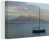 Tableau sur toile Un voilier sur l'eau devant Naples et le Vésuve dans l'eau en Italie - 120x80 cm - Décoration murale