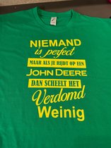 T-shirt groen met gele letters Maat S. Niemand is perfect maar als je rijdt op een John Deere scheelt het verdomd weinig.