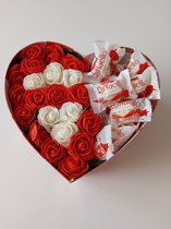 Valentijns cadeau-Chocolade doos met bloemen (L22 x B 18 x H10 cm)