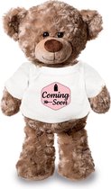Coming soon roze pluche teddybeer knuffel 24 cm wit t-shirt - Zwangerschap aankondiging dochter - Cadeau gender reveal