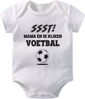 Hospitrix Baby Rompertje met Tekst "SSST! Mama en ik kijken Voetbal" | 0-3 maanden | Korte Mouw | Cadeau voor Zwangerschap | Bekendmaking | Aankondiging | Aanstaande Moeder | Moederdag