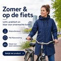 Vrouw op een fiets, in een donkerblauwe regenjas met capuchon. Waterafstotend, met fleecevoering. Ideaal voor woon-werkverkeer.