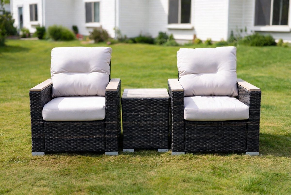 Luxe 3-delige Rotan Tuinset met Acaciahouten Tafelblad – Weerbestendige Polyrotan Lounge Set met 2 Stoelen & Bijzettafel incl. Comfortabele Zitkussens – Balkon- & Tuinmeubelset Bruin Industrohome