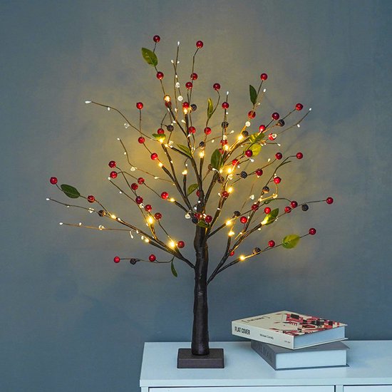 Een LED-lichtboom met bruine stam, takken, groene bladeren, rode en zwarte bessen en warm wit licht.