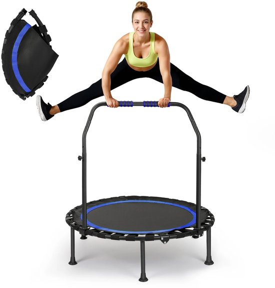 Vrouw maakt een split boven een zwarte trampoline met handgreep. Losse delen van de trampoline zichtbaar.