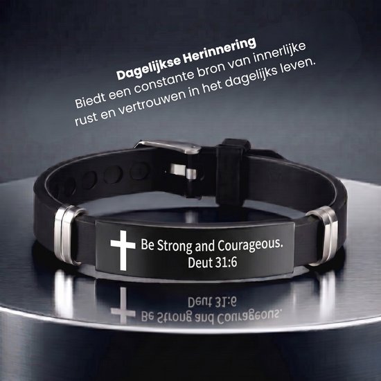 Zwarte siliconen armband met zilverkleurige accenten en een gegraveerd kruis en tekst.