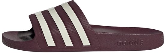 Tongs Adidas bordeaux avec trois bandes blanches sur la bride, vue de côté.