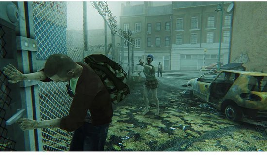 Een zombie met een rugzak leunt tegen een hek in een verlaten straat.