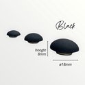 Drie zwarte magneten, waarvan de grootste 18mm breed en 8mm hoog is.