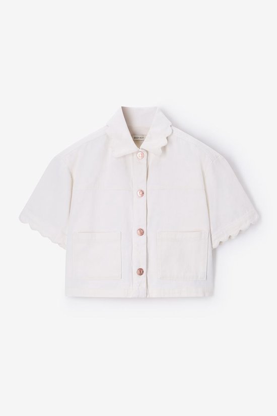 Wit cropped denim jack met korte mouwen, golfvormige randen, opgestikte zakken en roze knopen.