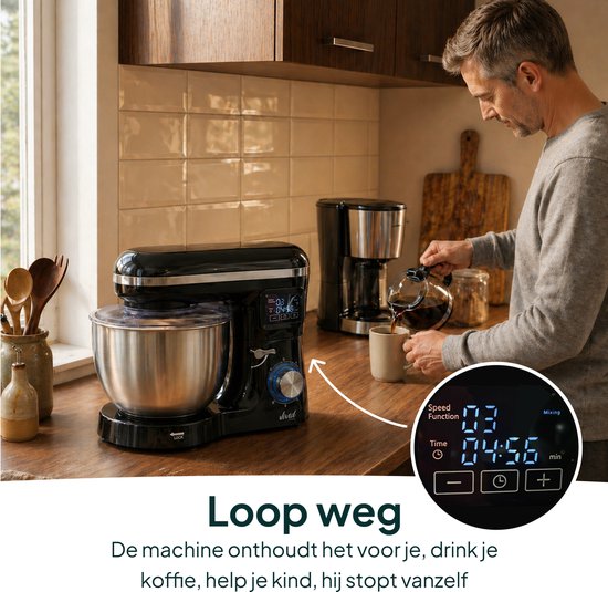 Man schenkt koffie naast zwarte keukenmixer met metalen kom en digitaal display.