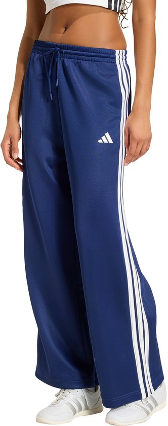 Donkerblauwe trainingsbroek met witte strepen langs de pijpen en een Adidas logo.
