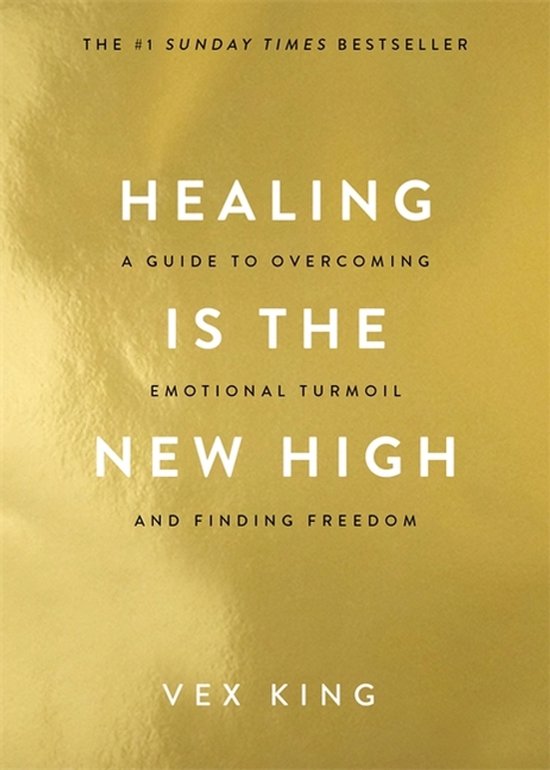 De cover van het boek 'Healing Is the New High: A Guide to Overcoming Emotional Turmoil and Finding Freedom' van Vex King op een gouden achtergrond.