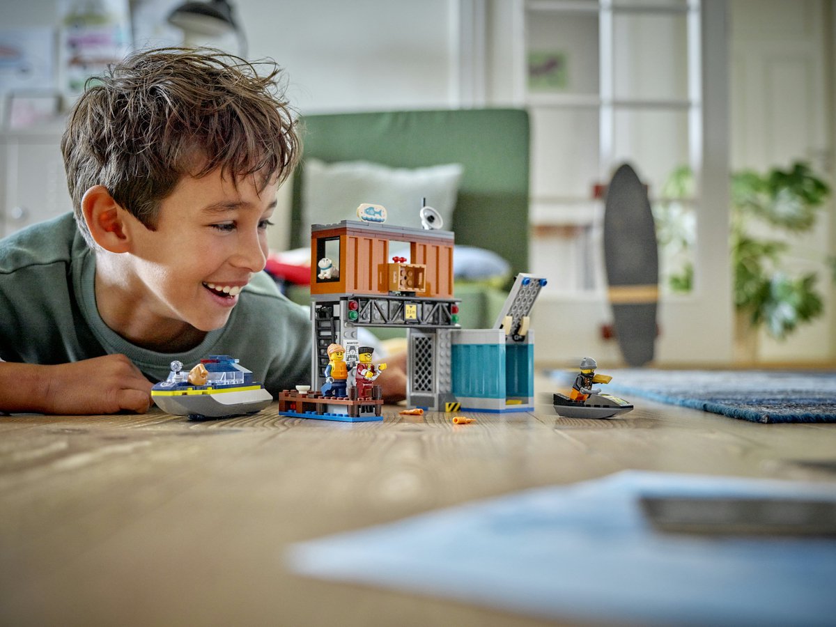 LEGO 60417 City - Politiespeedboot en boevenschuilplaats — afbeelding 10